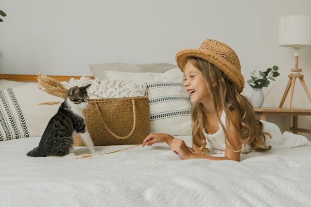 Les chats et les émotions des enfants : une cohabitation thérapeutique ?